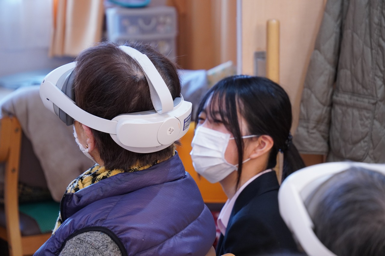 VRコンテンツをデイサービスセンターの利用者の方に体験していただきました(DXハイスクール事業)